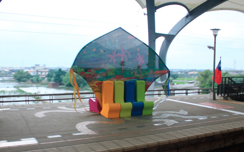 月台上頗有地方特色風箏座椅。
