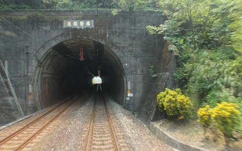 從新北市的福隆隧道往宜蘭，開始會穿越許多長短不一的山洞，有的只有十幾秒、有的要好幾分鐘，光線忽明忽暗