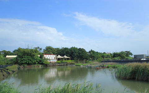 利澤社區當中流流社，有不少養殖魚塭以及民宿。