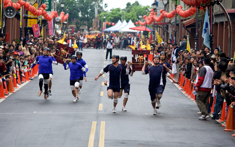 每年元宵節老街由永安宮主辦的神明繞境及神轎過火儀式，俗稱走尪，為老街年度盛事。