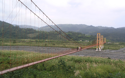 紅色的吊橋在綠色的山景中特別顯眼。