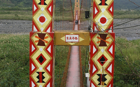 吊橋上的彩繪圖騰，象徵泰雅文化中的祖靈之眼。