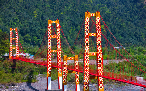 寒溪吊橋全長324公尺，若駐足橋上眺望，可見遼闊的平原與遠方的龜山島
