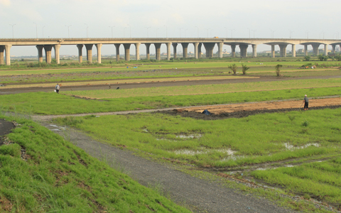 北宜高速公路劃過蘭陽平原，與原本農田形成 一種特殊的景觀
