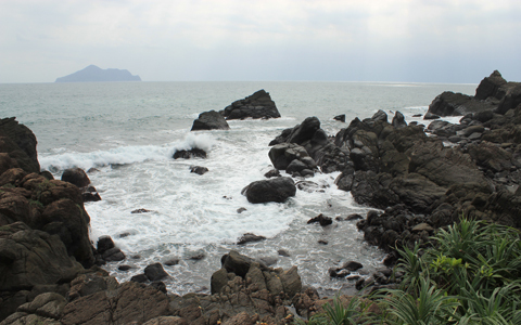 北關海潮公園可拍到雄偉的浪花、單面山的特色地景、以及座落在海面上的龜山島。尤其在颱風前後，浪花經常會打到三四層樓高，相當壯觀。