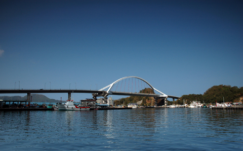 從二號漁港拍攝，南方澳相當有特色的跨海橋。