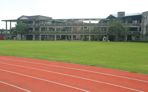 校園後方的操場與校園建築。