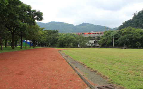 校園與鐵軌相當鄰近，可以看到火車穿梭在山林間。