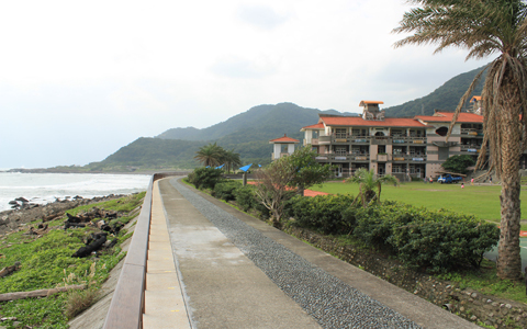 校園與海岸僅隔著一個堤防。