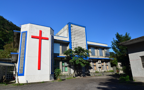 教堂內部建築，為另一處小聖堂，外觀有青色白色紅色，常被教友戲稱為青天白日滿地紅的愛國建築。