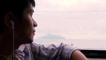 《再見夏天》劇照，看向窗外龜山島的主人翁